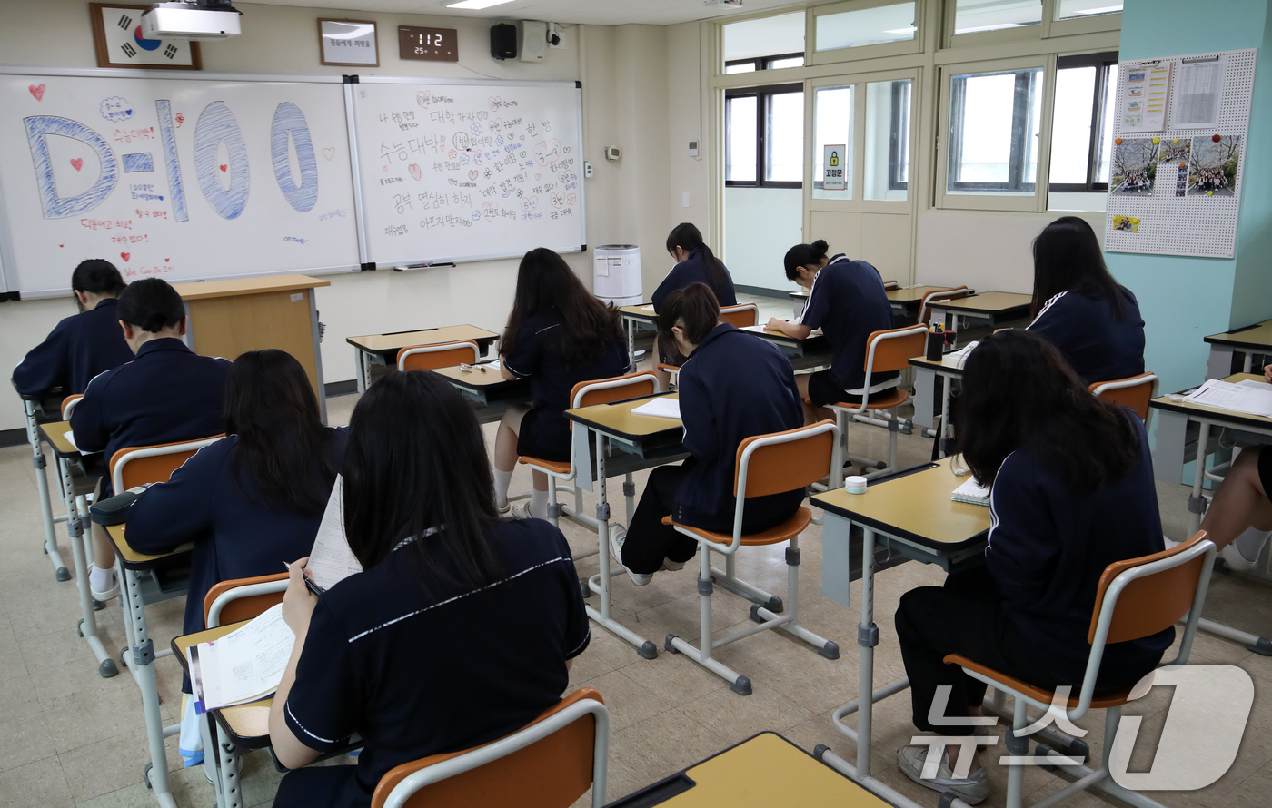 (부산=뉴스1) 윤일지 기자 = 2026학년도 대학수학능력시험 D-100일을 하루 앞둔 4일 부산 수영구 덕문여자고등학교 3학년 교실에서 수험생들이 자습을 하고 있다.  2025. …