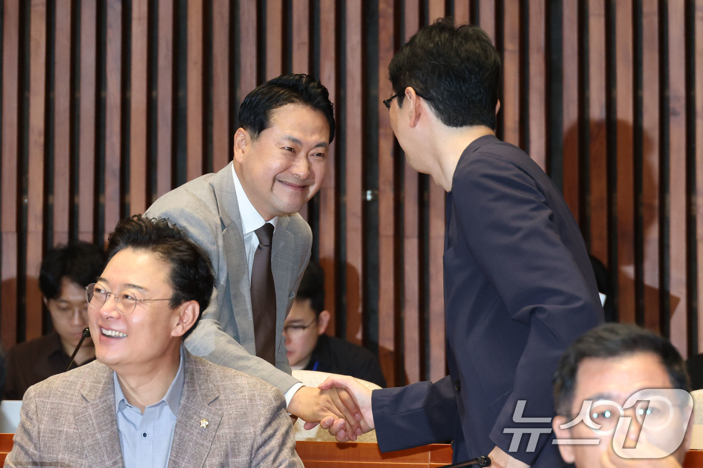 (서울=뉴스1) 이광호 기자 = 국민의힘 당대표 후보인 장동혁, 주진우 의원이 4일 오전 서울 여의도 국회에서 열린 의원총회에 참석하며 인사나누고 있다. 2025.8.4/뉴스1