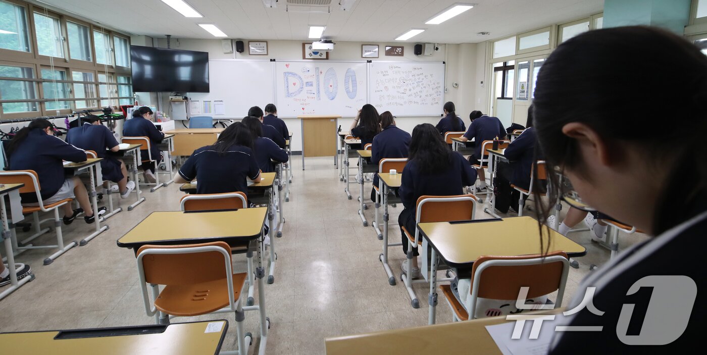 본문 이미지 - 2026학년도 대학수학능력시험 D-100일을 하루 앞둔 4일 부산 수영구 덕문여자고등학교 3학년 교실에서 수험생들이 자습을 하고 있다. 2025.8.4/뉴스1 ⓒ News1 윤일지 기자