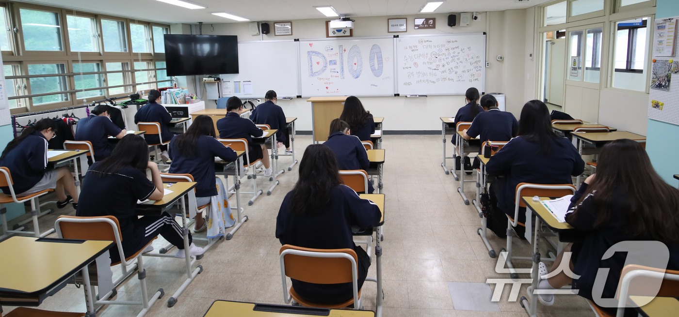 (부산=뉴스1) 윤일지 기자 = 2026학년도 대학수학능력시험 D-100일을 하루 앞둔 4일 부산 수영구 덕문여자고등학교 3학년 교실에서 수험생들이 자습을 하고 있다.  2025. …