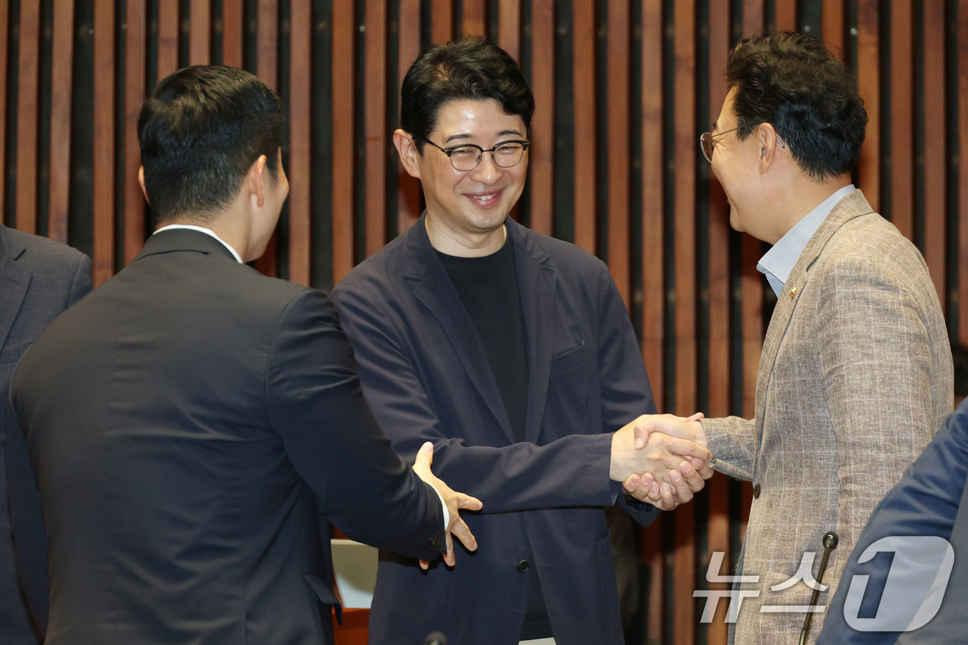 (서울=뉴스1) 이광호 기자 = 국민의힘 당대표 후보인 주진우 의원이 4일 오전 서울 여의도 국회에서 열린 의원총회에서 의원들과 인사나누고 있다. 2025.8.4/뉴스1