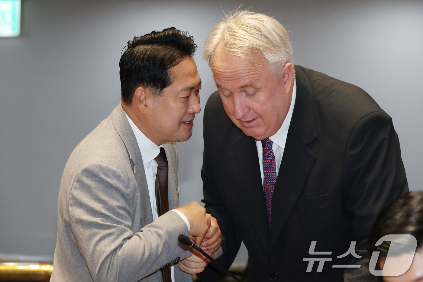 (서울=뉴스1) 이광호 기자 = 국민의힘 당대표 후보인 장동혁 의원이 4일 오전 서울 여의도 국회에서 열린 의원총회에서 인요한 의원과 대화하고 있다. 2025.8.4/뉴스1