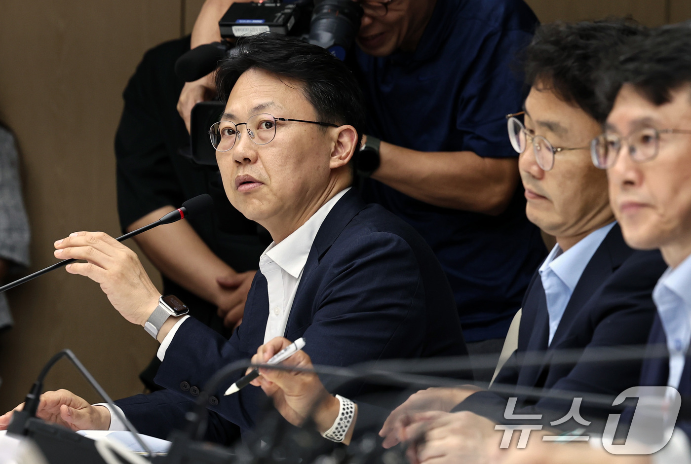 (서울=뉴스1) 구윤성 기자 = 김영만 산업통상자원부 통상정책총괄과장이 4일 오전 서울 중구 대한상공회의소에서 열린 대미 통상전략 라운드 테이블에서 발언하고 있다. 2025.8.4 …