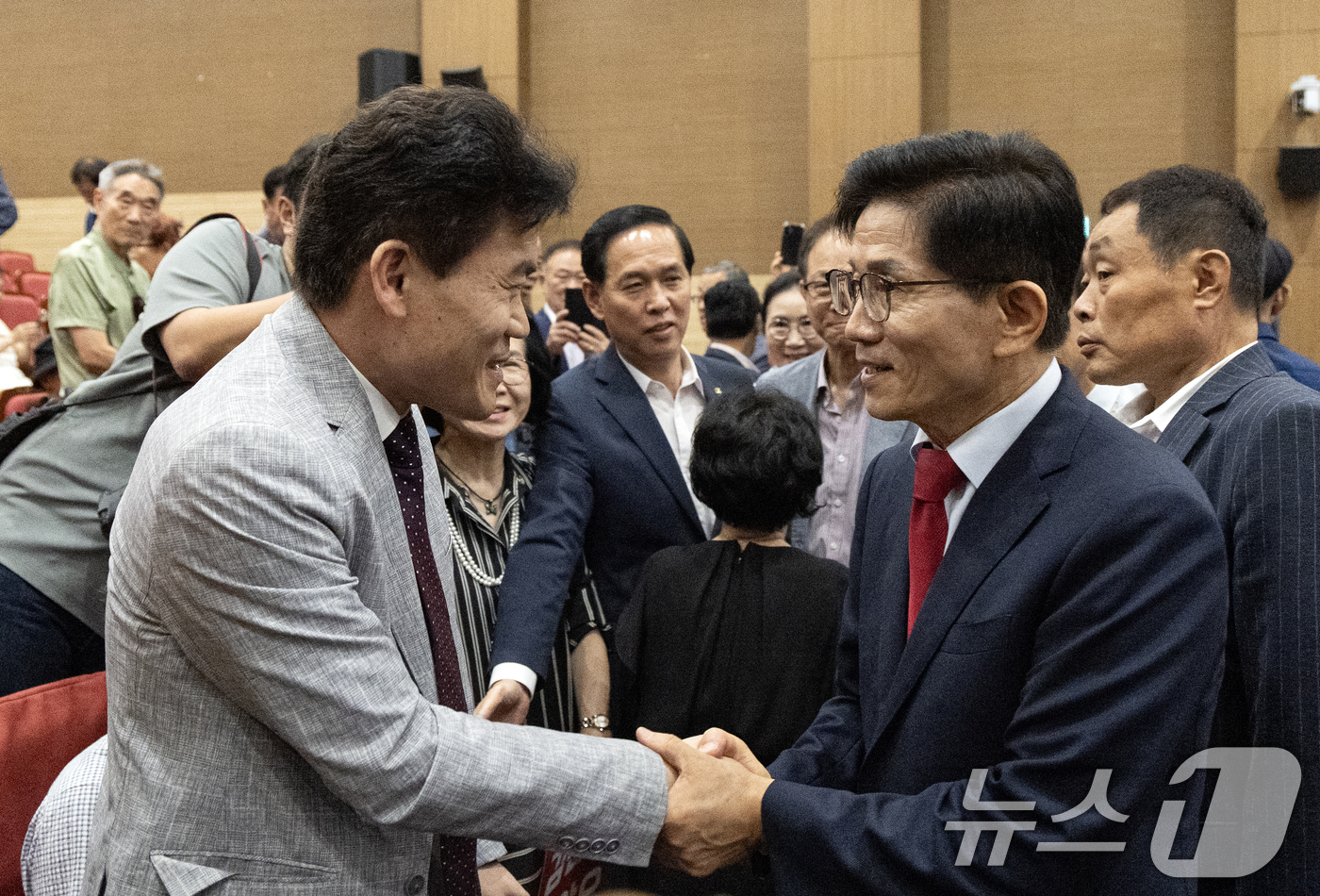 (서울=뉴스1) 이승배 기자 = 김문수 국민의힘 당 대표 후보가 4일 오전 서울 여의도 국회 의원회관에서 열린 투게더포럼 시국토론회 '투쟁이 혁신이다'에 참석해 전 한국사 강사 전 …