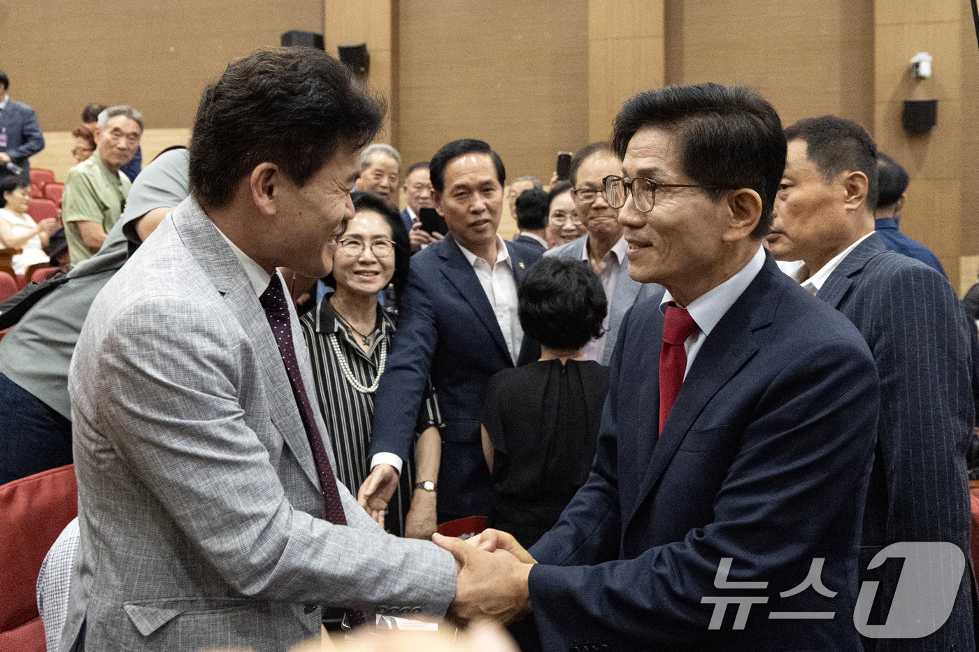 (서울=뉴스1) 이승배 기자 = 김문수 국민의힘 당 대표 후보가 4일 오전 서울 여의도 국회 의원회관에서 열린 투게더포럼 시국토론회 '투쟁이 혁신이다'에 참석해 전 한국사 강사 전 …