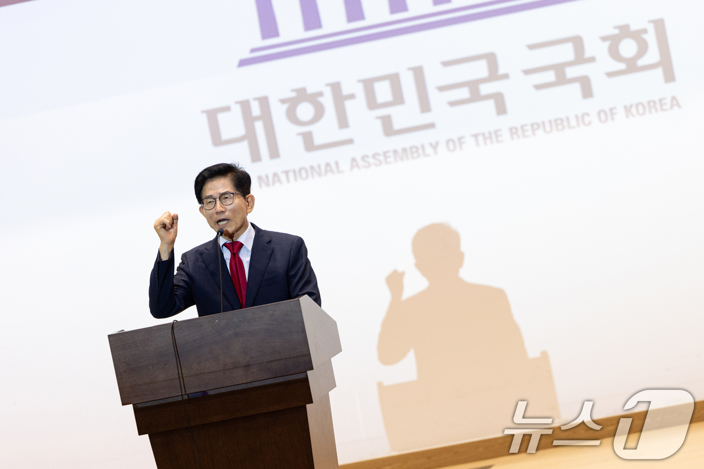 (서울=뉴스1) 이승배 기자 = 김문수 국민의힘 당 대표 후보가 4일 오전 서울 여의도 국회 의원회관에서 열린 투게더포럼 시국토론회 '투쟁이 혁신이다'에 참석해 발언하고 있다. 2 …