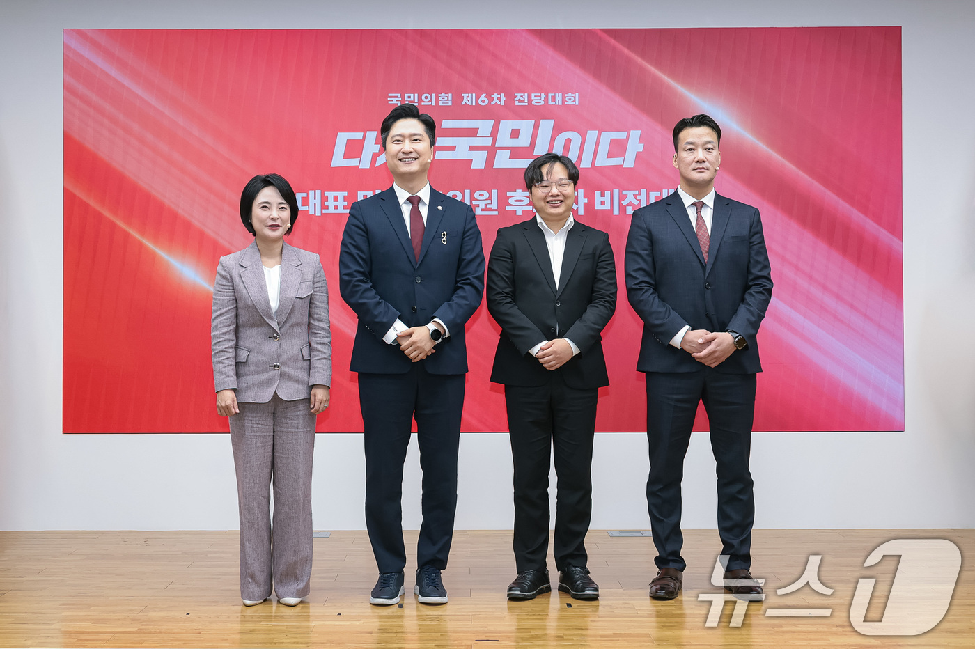 (서울=뉴스1) 유승관 기자 = 국민의힘 청년 최고위원 후보들이 4일 서울 여의도 중앙당사에서 열린 국민의힘 제6차 전당대회 비전대회에서 기념 촬영을 하고 있다.왼쪽부터 손수조, …