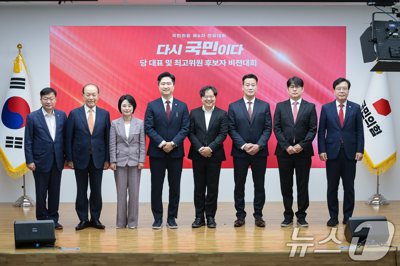 (서울=뉴스1) 유승관 기자 = 송언석 국민의힘 비상대책 위원장 겸 원내대표(오른쪽)를 비롯한 청년 최고위원 후보들이 4일 서울 여의도 중앙당사에서 열린 국민의힘 제6차 전당대회 …