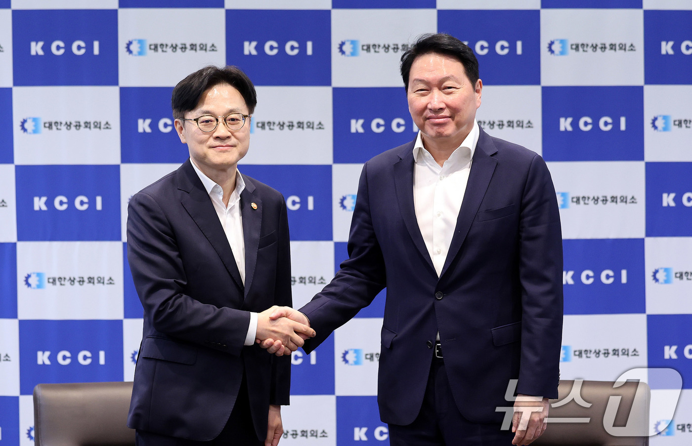 (서울=뉴스1) 박지혜 기자 = 김정관 산업통상자원부 장관(왼쪽)이 4일 서울 중구 대한상공회의소에서 최태원 대한상공회의소 회장과 면담에 앞서 인사를 나누고 있다.  2025.8. …