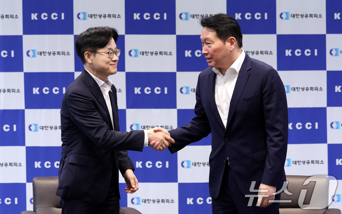 (서울=뉴스1) 박지혜 기자 = 김정관 산업통상자원부 장관이 4일 서울 중구 대한상공회의소에서 최태원 대한상공회의소 회장과 만나 면담을 하고 있다. 2025.8.4/뉴스1