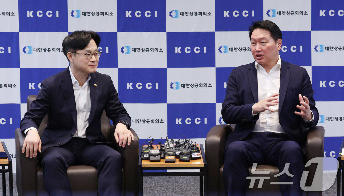 (서울=뉴스1) 박지혜 기자 = 김정관 산업통상자원부 장관이 4일 서울 중구 대한상공회의소에서 최태원 대한상공회의소 회장과 만나 면담을 하고 있다. 2025.8.4/뉴스1