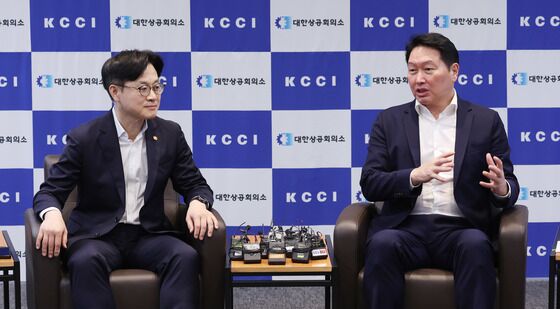 대화 나누는 김정관 산업장관과 최태원 회장