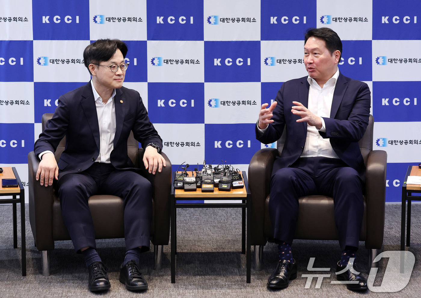 (서울=뉴스1) 박지혜 기자 = 김정관 산업통상자원부 장관이 4일 서울 중구 대한상공회의소에서 최태원 대한상공회의소 회장과 만나 면담을 하고 있다. 2025.8.4/뉴스1