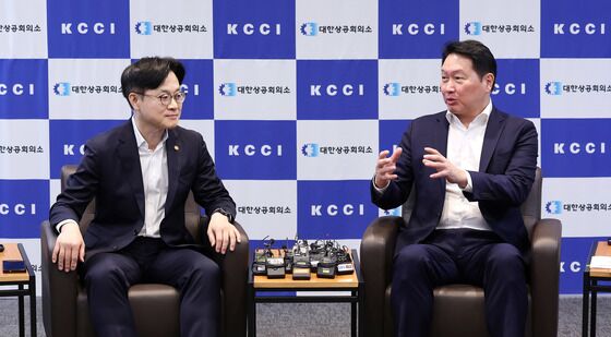 대화 나누는 김정관 장관과 최태원 회장