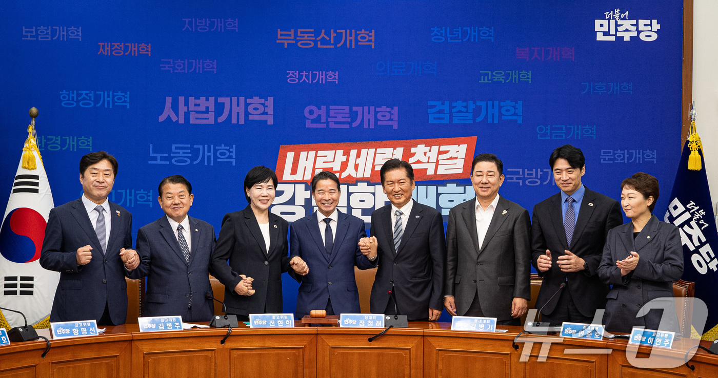 (서울=뉴스1) 유승관 기자 = 정청래 더불어민주당 신임 대표가 4일 서울 여의도 국회에서 열린 최고위원회의를 마친 후 지도부와 기념 촬영을 하고 있다.왼쪽부커 황명선, 김병주, …