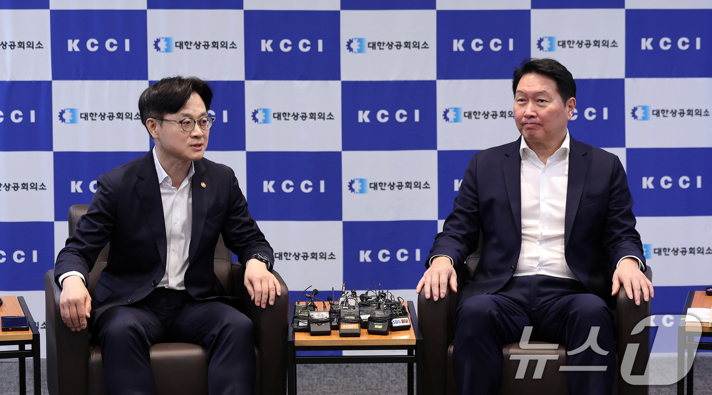 (서울=뉴스1) 박지혜 기자 = 김정관 산업통상자원부 장관이 4일 서울 중구 대한상공회의소에서 최태원 대한상공회의소 회장과 만나 면담을 하고 있다. 2025.8.4/뉴스1