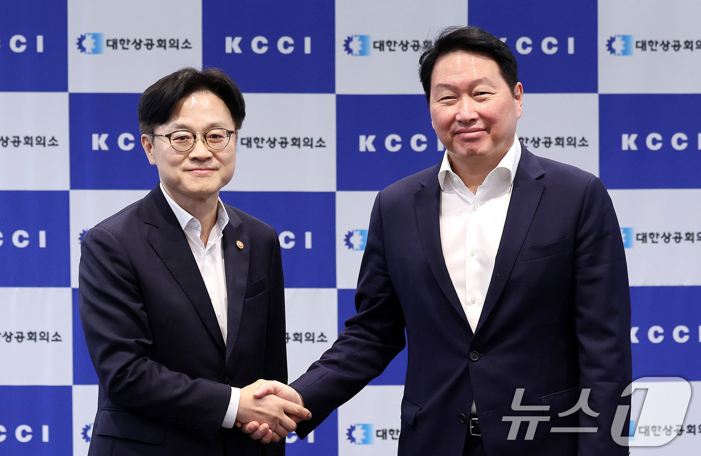 (서울=뉴스1) 박지혜 기자 = 김정관 산업통상자원부 장관이 4일 서울 중구 대한상공회의소에서 최태원 대한상공회의소 회장과 면담에 앞서 인사를 나누고 있다.  2025.8.4/뉴스 …