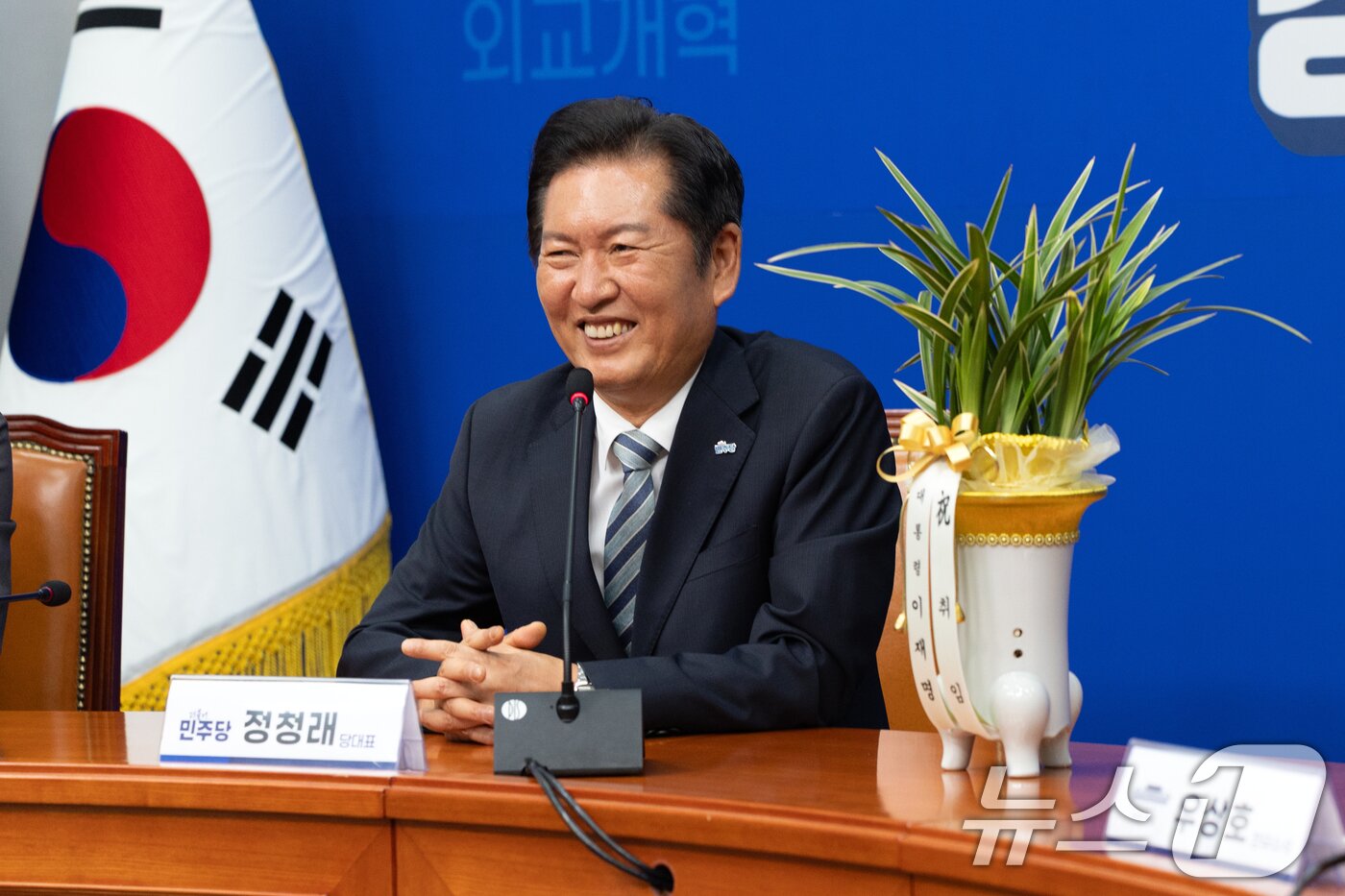 본문 이미지 - 정청래 더불어민주당 신임 대표가 4일 오후 서울 여의도 국회에서 우상호 대통령실 정무수석으로부터 대통령 축하 난을 받고 미소 짓고 있다. 2025.8.4/뉴스1 ⓒ News1 이승배 기자