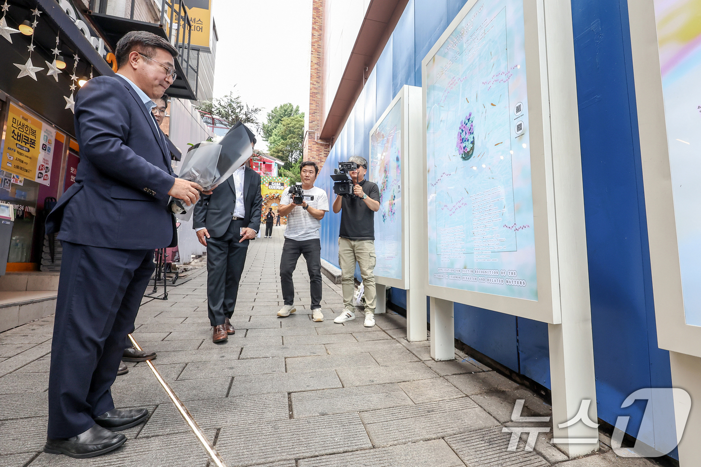 (서울=뉴스1) 민경석 기자 = 윤호중 행정안전부 장관이 4일 오후 서울 용산구 이태원참사 현장을 찾아 헌화하고 있다. 2025.8.4/뉴스1