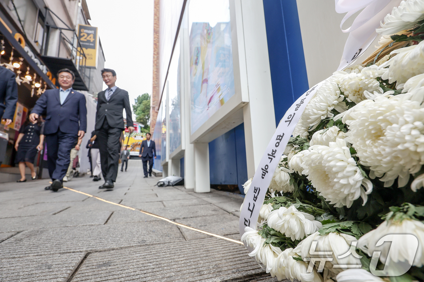 (서울=뉴스1) 민경석 기자 = 윤호중 행정안전부 장관이 4일 오후 서울 용산구 이태원참사 현장을 살펴보고 있다. 2025.8.4/뉴스1