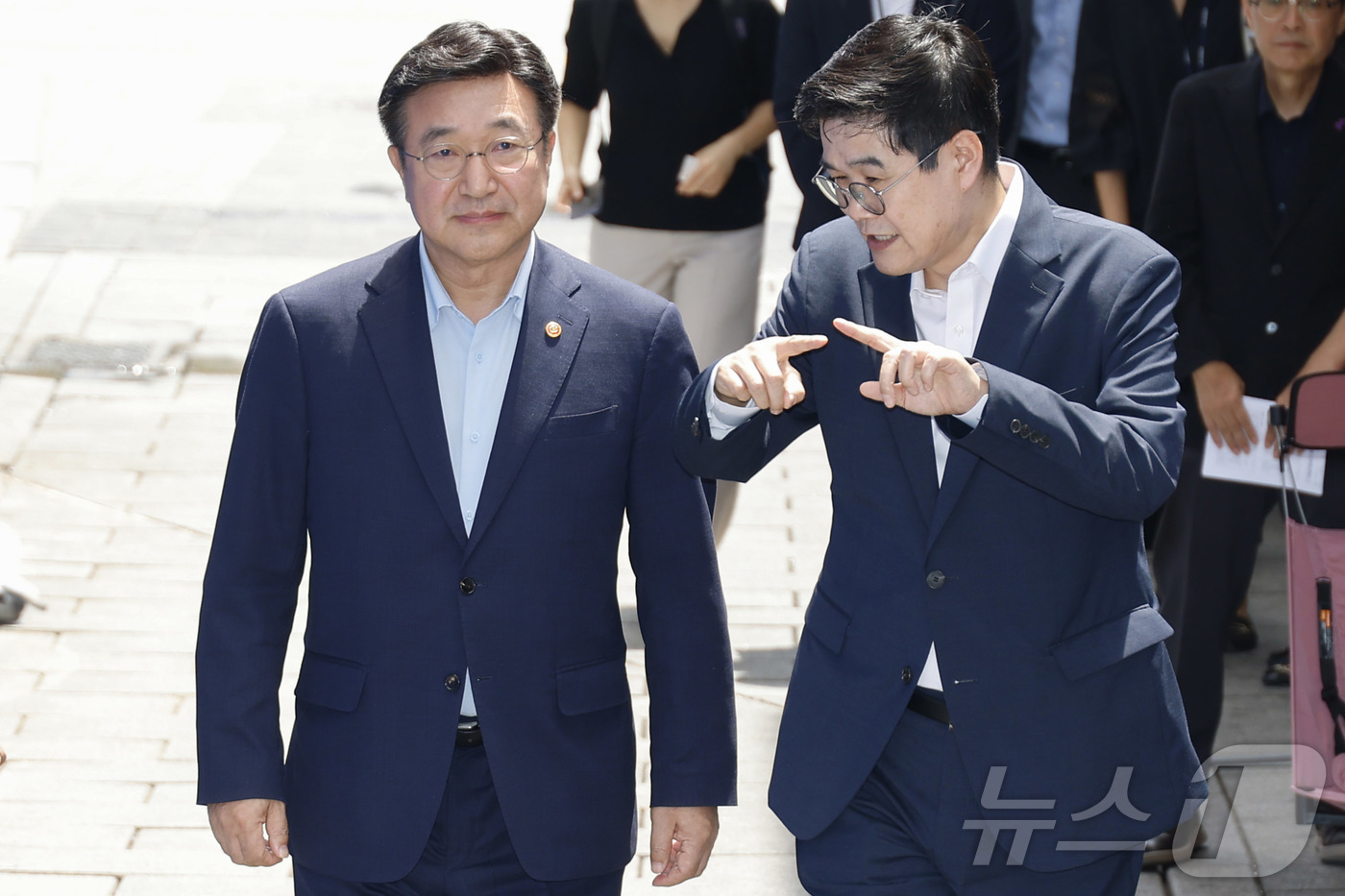 (서울=뉴스1) 민경석 기자 = 윤호중 행정안전부 장관이 4일 오후 서울 용산구 이태원 참사 현장인 '10.29 기억과 안전의 길'을 살펴보고 있다. (공동취재) 2025.8.4/ …