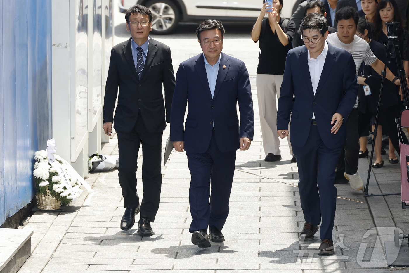 (서울=뉴스1) 민경석 기자 = 윤호중 행정안전부 장관이 4일 오후 서울 용산구 이태원 참사 현장인 '10.29 기억과 안전의 길'을 살펴보고 있다. (공동취재) 2025.8.4/ …