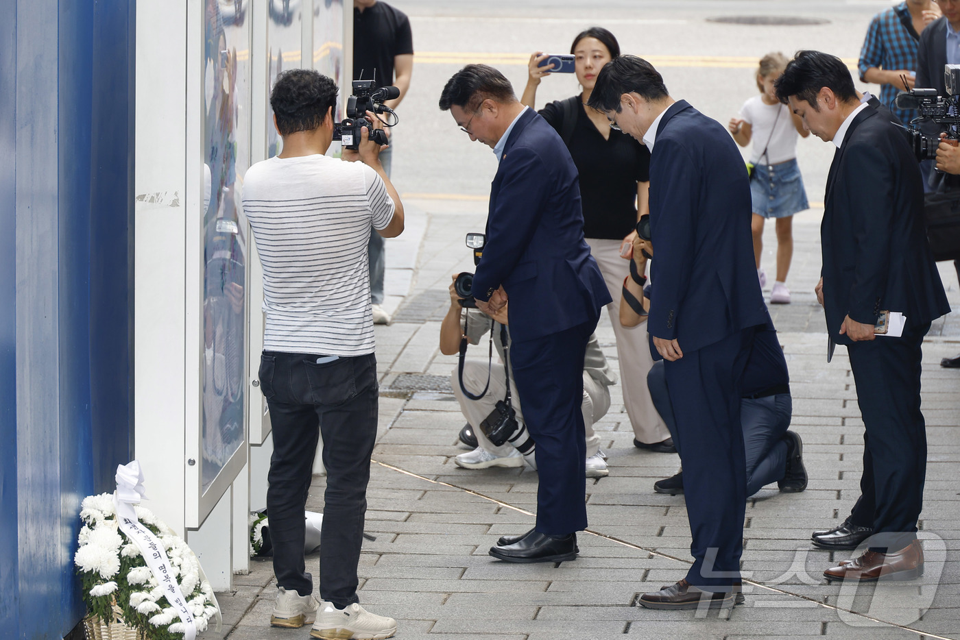 (서울=뉴스1) 민경석 기자 = 윤호중 행정안전부 장관이 4일 오후 서울 용산구 이태원 참사 현장인 '10.29 기억과 안전의 길'을 방문해 묵념하고 있다. (공동취재) 2025. …