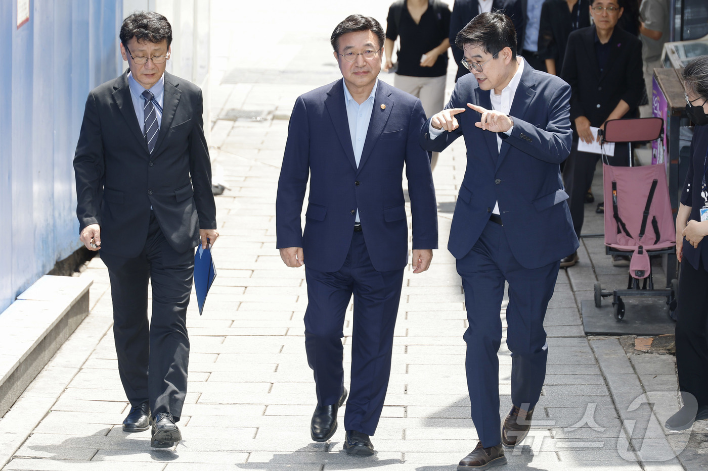 (서울=뉴스1) 민경석 기자 = 윤호중 행정안전부 장관이 4일 오후 서울 용산구 이태원 참사 현장인 '10.29 기억과 안전의 길'을 살펴보고 있다. (공동취재) 2025.8.4/ …