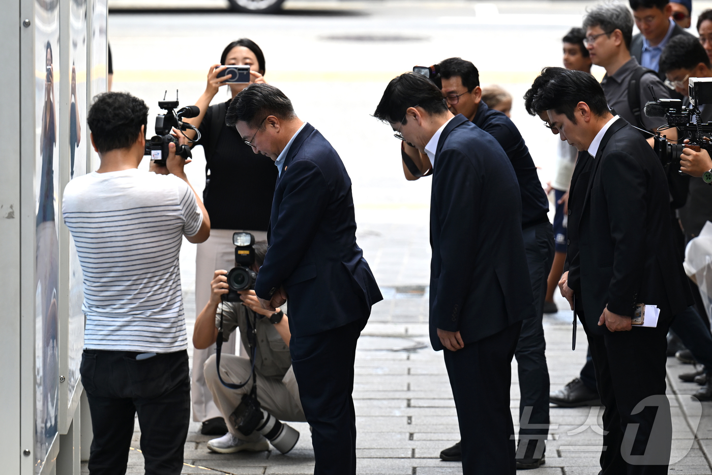 (서울=뉴스1) 민경석 기자 = 윤호중 행정안전부 장관이 4일 오후 서울 용산구 '10.29 기억과 안전의 길'에서 이태원 참사를 추모하고 있다. (공동취재) 2025.8.4/뉴스 …