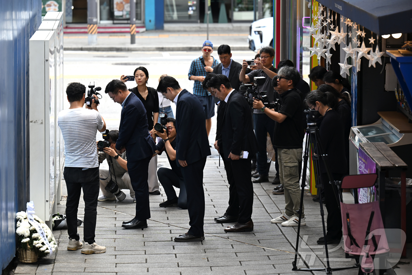 (서울=뉴스1) 민경석 기자 = 윤호중 행정안전부 장관이 4일 오후 서울 용산구 '10.29 기억과 안전의 길'에서 이태원 참사를 추모하고 있다. (공동취재) 2025.8.4/뉴스 …