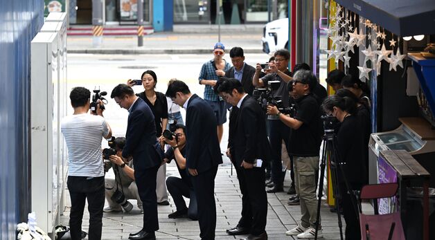 윤호중 행안부 장관, 이태원 참사 현장서 묵념