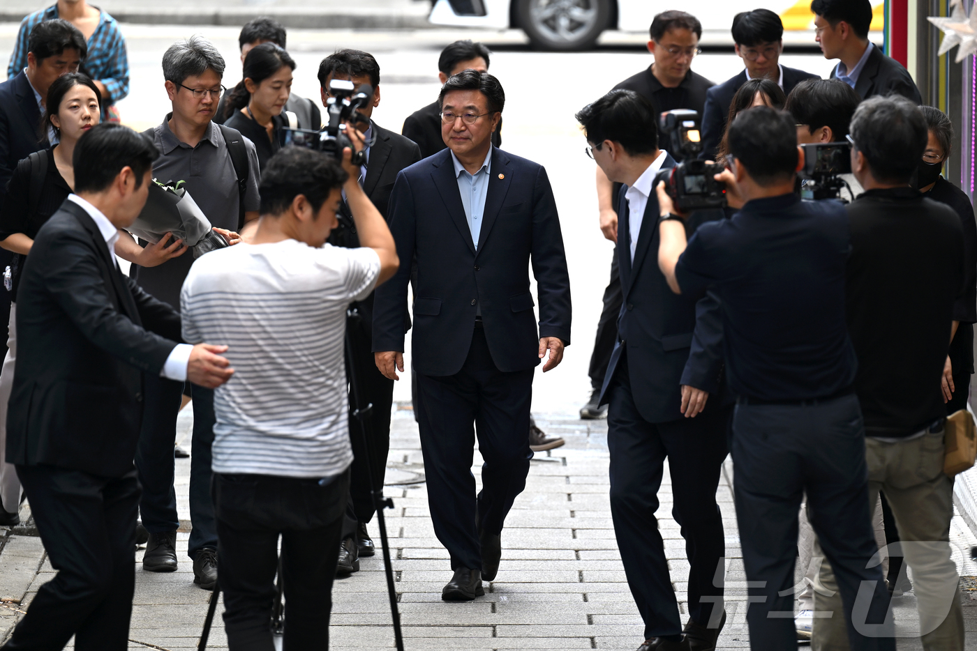 (서울=뉴스1) 민경석 기자 = 윤호중 행정안전부 장관이 4일 오후 서울 용산구 '10.29 기억과 안전의 길'에서 이태원 참사를 추모하기 위해 들어서고 있다. (공동취재) 202 …