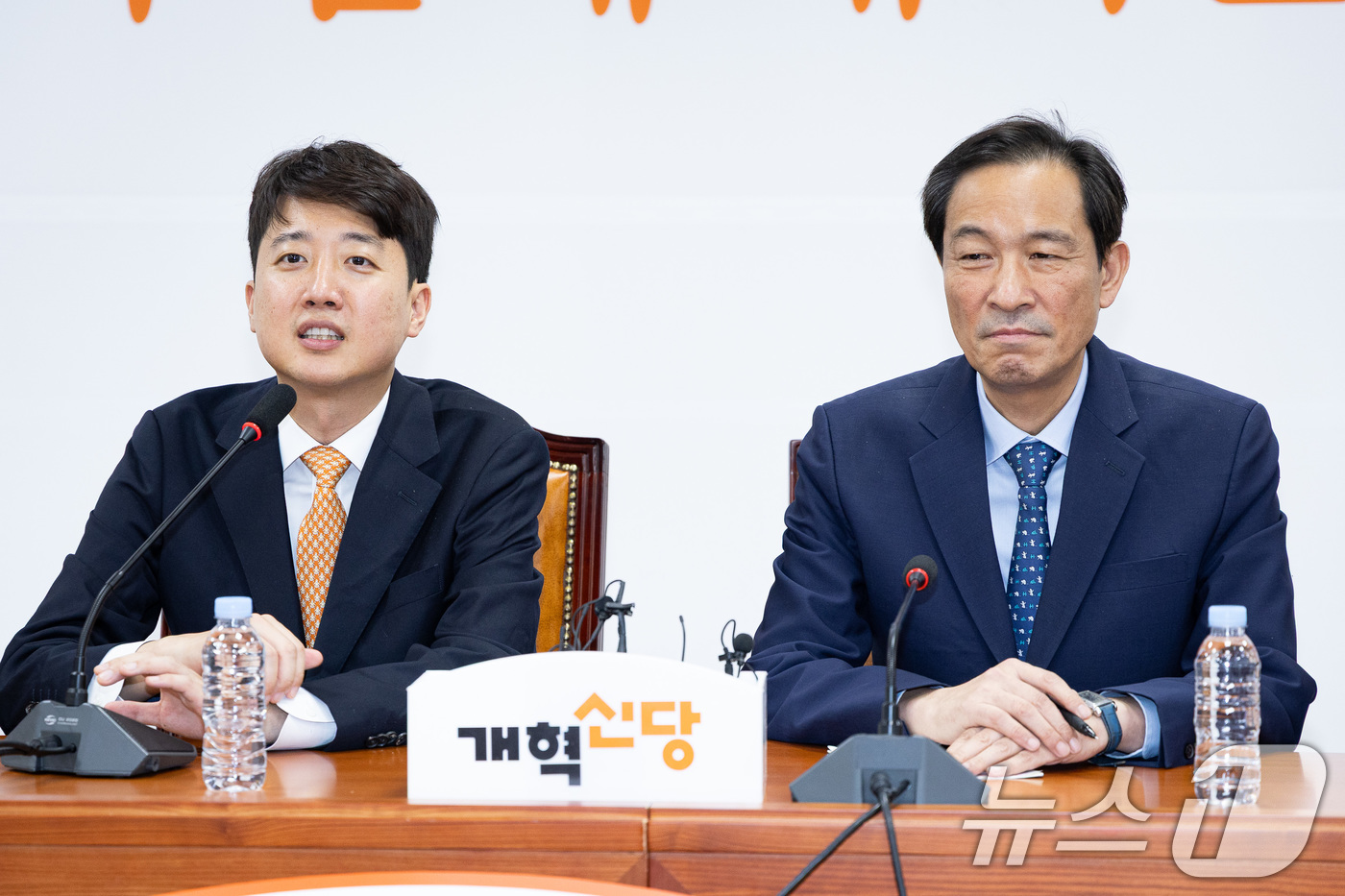 (서울=뉴스1) 유승관 기자 = 이준석 개혁신당 대표가 4일 서울 여의도 국회에서 우상호 대통령실 정무수석을 접견하고 있다. 2025.8.4/뉴스1