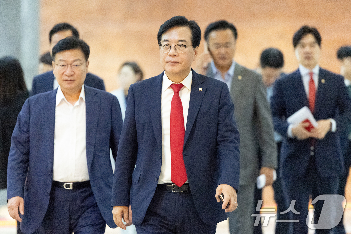 (서울=뉴스1) 이승배 기자 = 송언석 국민의힘 비상대책위원장 겸 원내대표가 4일 오후 서울 여의도 국회에서 열린 의원총회에 참석하고 있다. 2025.8.4/뉴스1