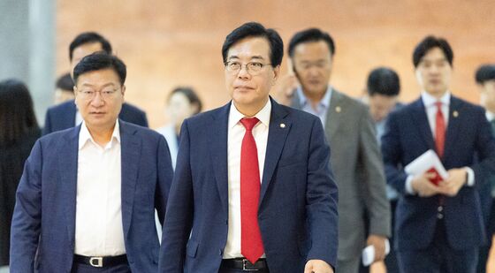 비공개 의총 참석하는 송언석 비대위원장