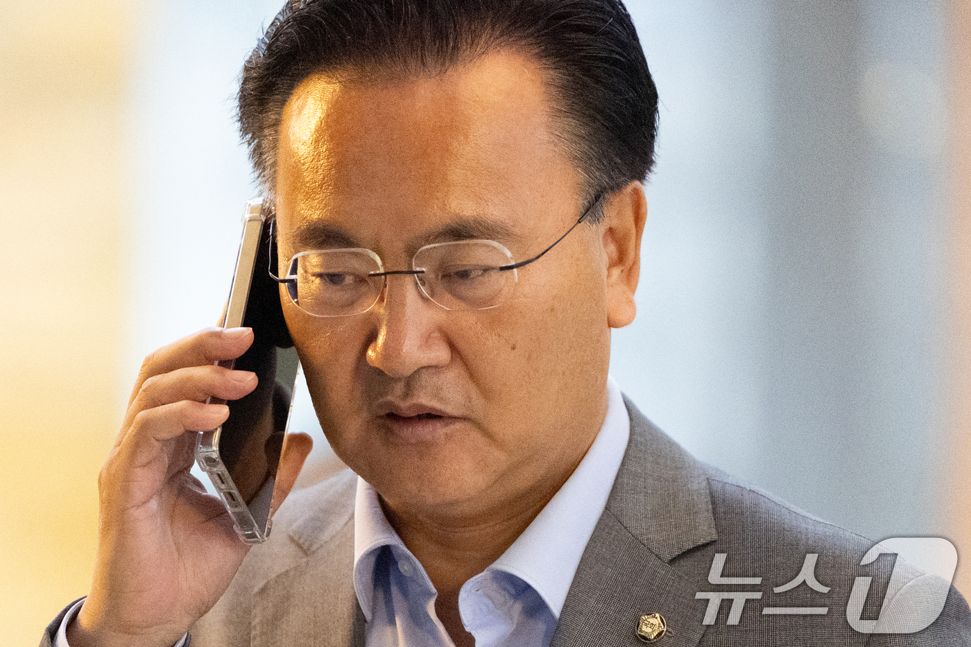 (서울=뉴스1) 이승배 기자 = 유상범 국민의힘 의원이 4일 오후 서울 여의도 국회에서 열린 의원총회에 참석하고 있다. 2025.8.4/뉴스1