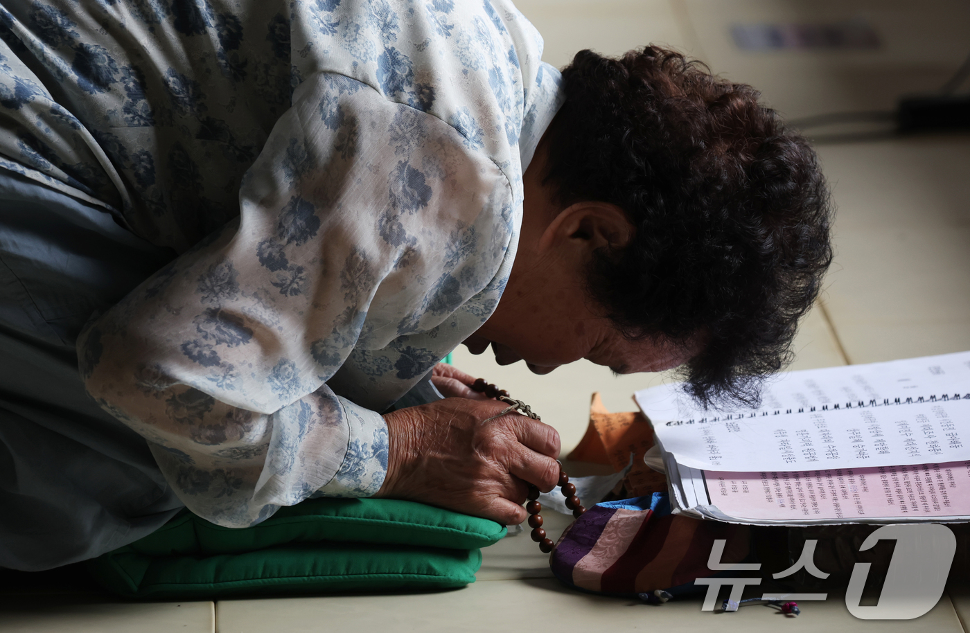 (화성=뉴스1) 김영운 기자 = 2026학년도 대학수학능력시험 D-100일을 하루 앞둔 4일 경기 화성시 용주사에서 신도들이 기도를 하고 있다. 2025.8.4/뉴스1