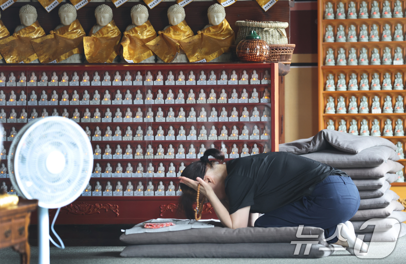 (화성=뉴스1) 김영운 기자 = 2026학년도 대학수학능력시험 D-100일을 하루 앞둔 4일 경기 화성시 용주사에서 신도들이 기도를 하고 있다. 2025.8.4/뉴스1