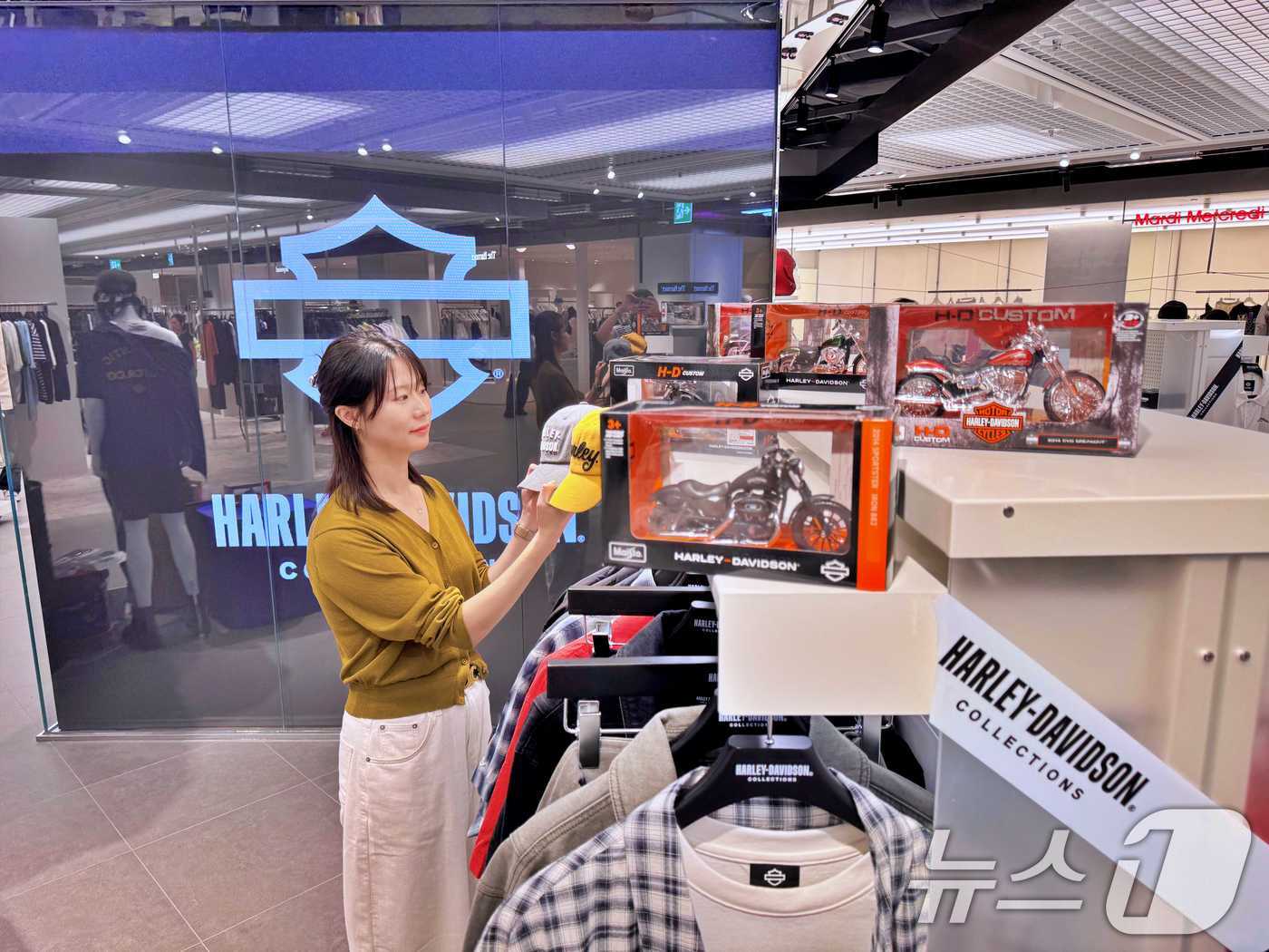 (서울=뉴스1) = 롯데백화점이 오는 7일까지 서울 중구 롯데백화점 본점 키네틱 스테이지에서 '할리데이비슨 컬렉션스' 팝업스토어를 운영한다고 4일 밝혔다.'할리데이비슨 컬렉션스' …