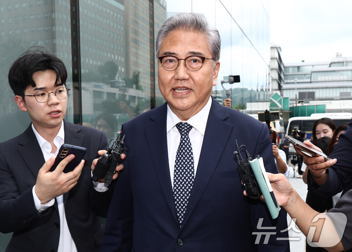 (서울=뉴스1) 김민지 기자 = 박진 전 외교부 장관이 4일 오후 서울 종로구 김건희 특검팀(특별검사 민중기) 사무실에서 윤석열 전 대통령 부부의 우크라이나 순방 관련 조사를 받기 …