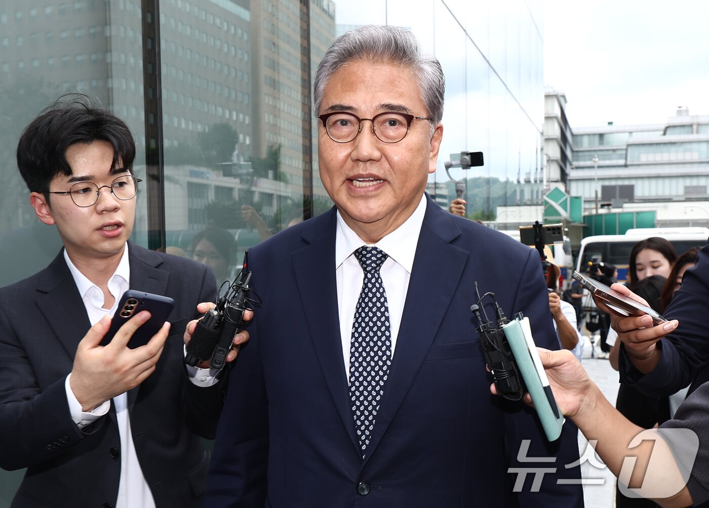 본문 이미지 - 박진 전 외교부 장관이 4일 오후 서울 종로구 김건희 특검팀&#40;특별검사 민중기&#41; 사무실에서 윤석열 전 대통령 부부의 우크라이나 순방 관련 조사를 받기 위해 출석하고 있다. 2025.8.4/뉴스1 ⓒ News1 김민지 기자