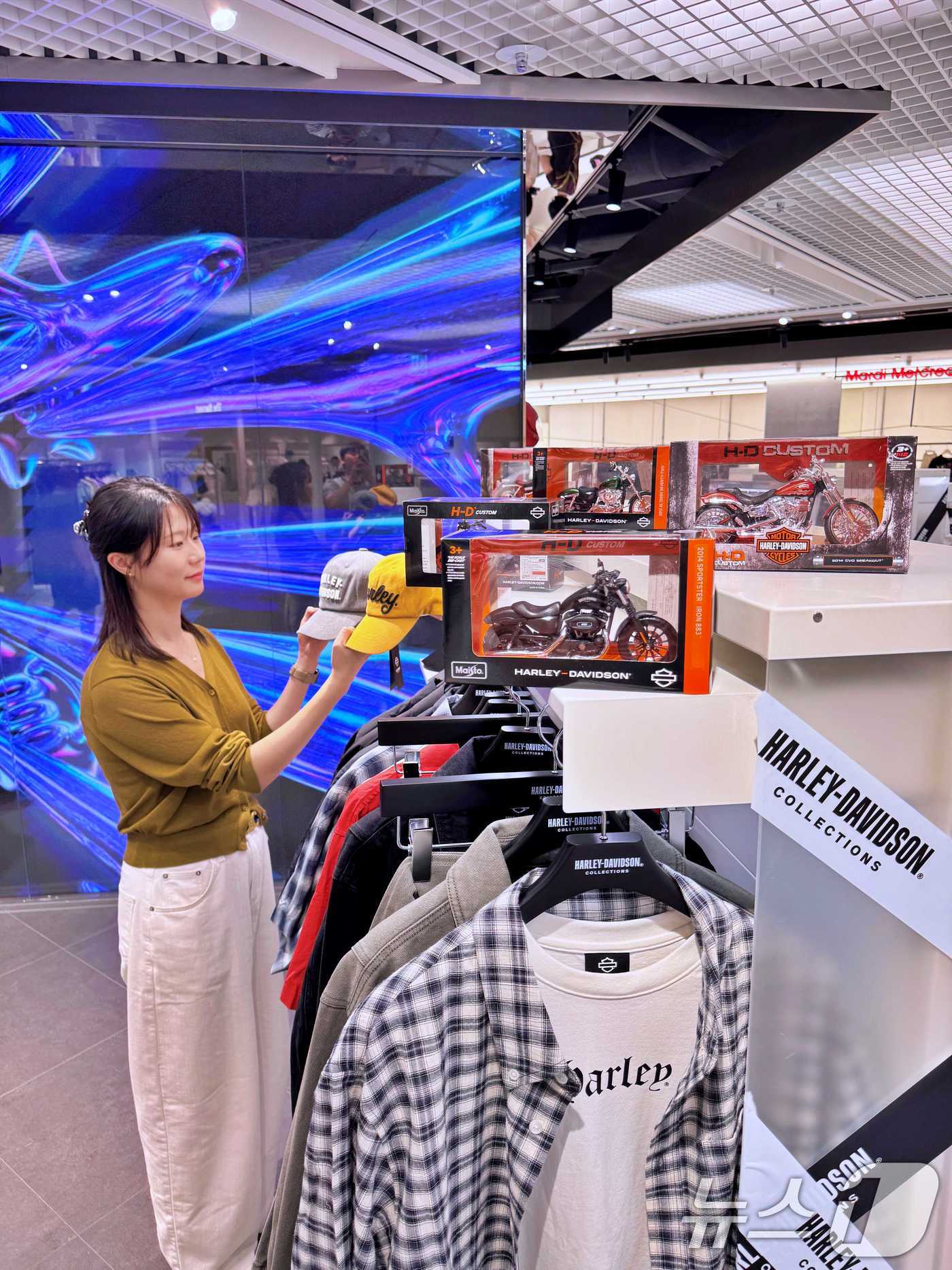 (서울=뉴스1) = 롯데백화점이 오는 7일까지 서울 중구 롯데백화점 본점 키네틱 스테이지에서 '할리데이비슨 컬렉션스' 팝업스토어를 운영한다고 4일 밝혔다.'할리데이비슨 컬렉션스' …