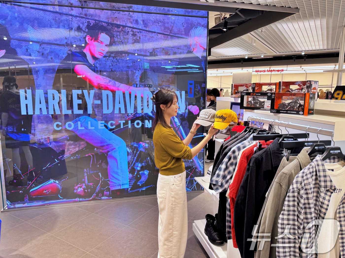 (서울=뉴스1) = 롯데백화점이 오는 7일까지 서울 중구 롯데백화점 본점 키네틱 스테이지에서 '할리데이비슨 컬렉션스' 팝업스토어를 운영한다고 4일 밝혔다.'할리데이비슨 컬렉션스' …