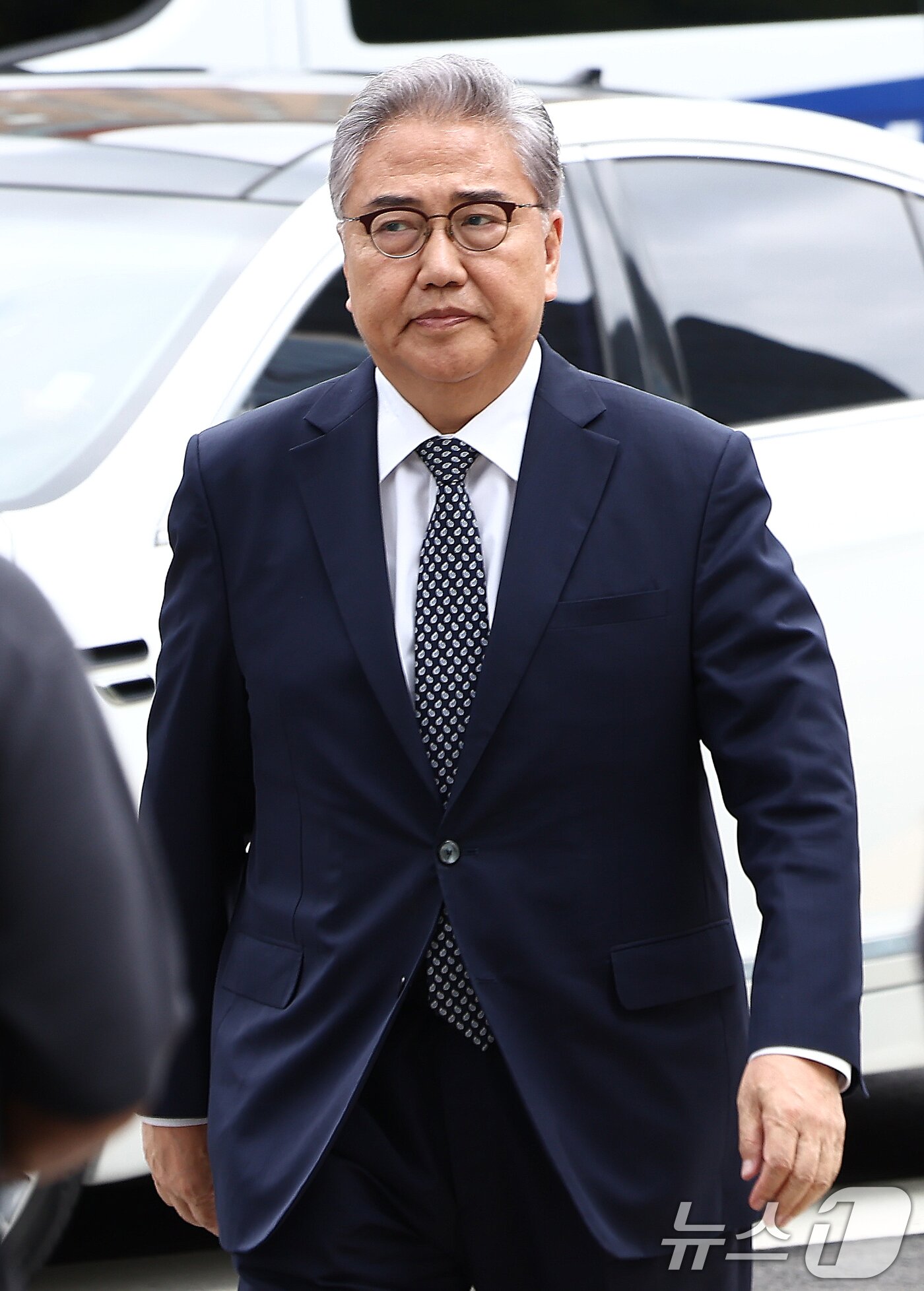 본문 이미지 - 박진 전 외교부 장관이 4일 오후 서울 종로구 김건희 특검팀&#40;특별검사 민중기&#41; 사무실에서 윤석열 전 대통령 부부의 우크라이나 순방 관련 조사를 받기 위해 출석하고 있다. 2025.8.4/뉴스1 ⓒ News1 김민지 기자