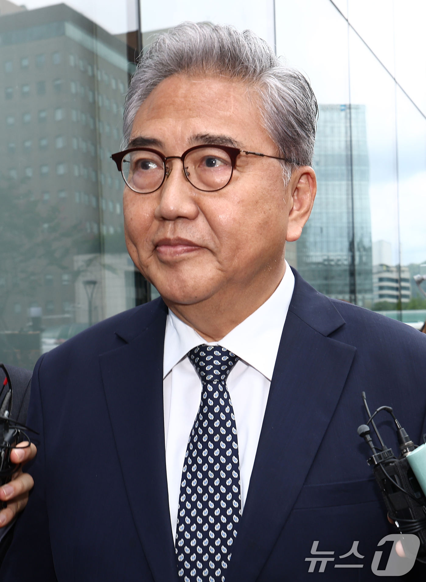 (서울=뉴스1) 김민지 기자 = 박진 전 외교부 장관이 4일 오후 서울 종로구 김건희 특검팀(특별검사 민중기) 사무실에서 윤석열 전 대통령 부부의 우크라이나 순방 관련 조사를 받기 …