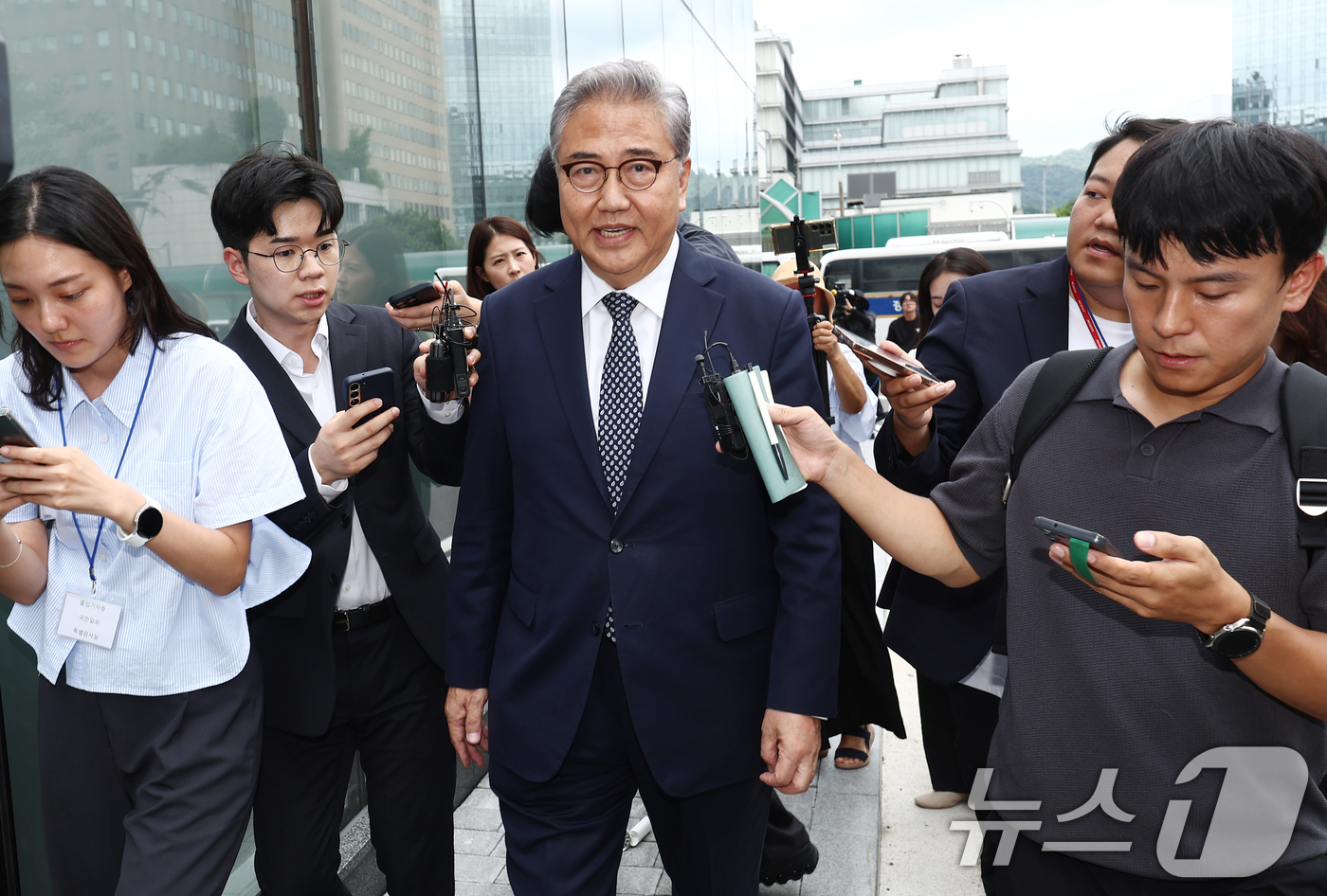 (서울=뉴스1) 김민지 기자 = 박진 전 외교부 장관이 4일 오후 서울 종로구 김건희 특검팀(특별검사 민중기) 사무실에서 윤석열 전 대통령 부부의 우크라이나 순방 관련 조사를 받기 …