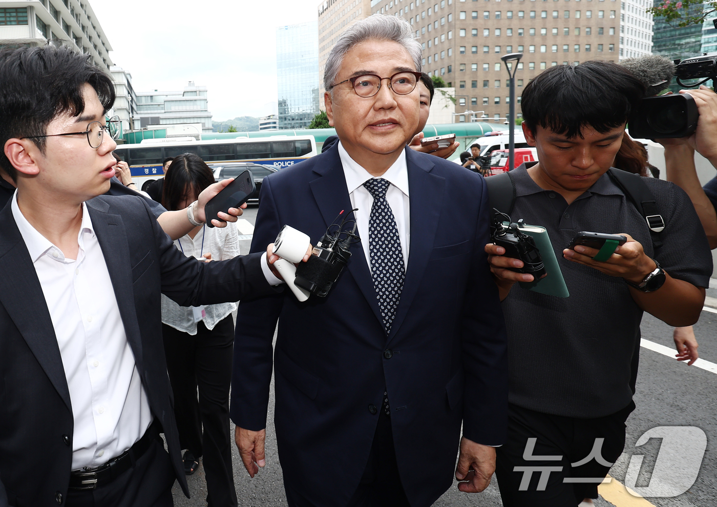 (서울=뉴스1) 김민지 기자 = 박진 전 외교부 장관이 4일 오후 서울 종로구 김건희 특검팀(특별검사 민중기) 사무실에서 윤석열 전 대통령 부부의 우크라이나 순방 관련 조사를 받기 …