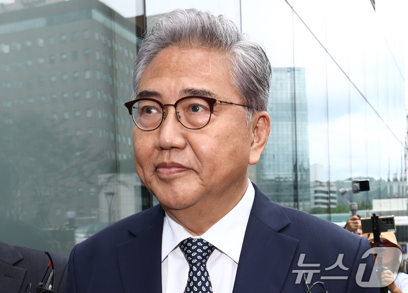 (서울=뉴스1) 김민지 기자 = 박진 전 외교부 장관이 4일 오후 서울 종로구 김건희 특검팀(특별검사 민중기) 사무실에서 윤석열 전 대통령 부부의 우크라이나 순방 관련 조사를 받기 …