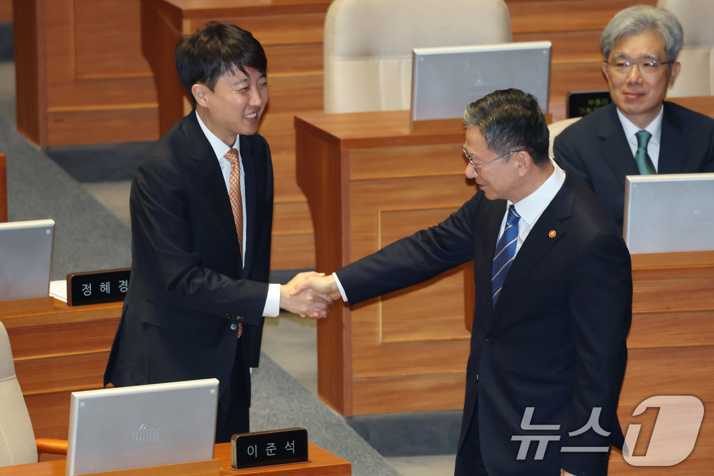 (서울=뉴스1) 이광호 기자 = 이준석 개혁신당 대표와 정성호 법무부장관이 4일 오후 서울 여의도 국회에서 열린 본회의에서 인사나누고 있다.  2025.8.4/뉴스1