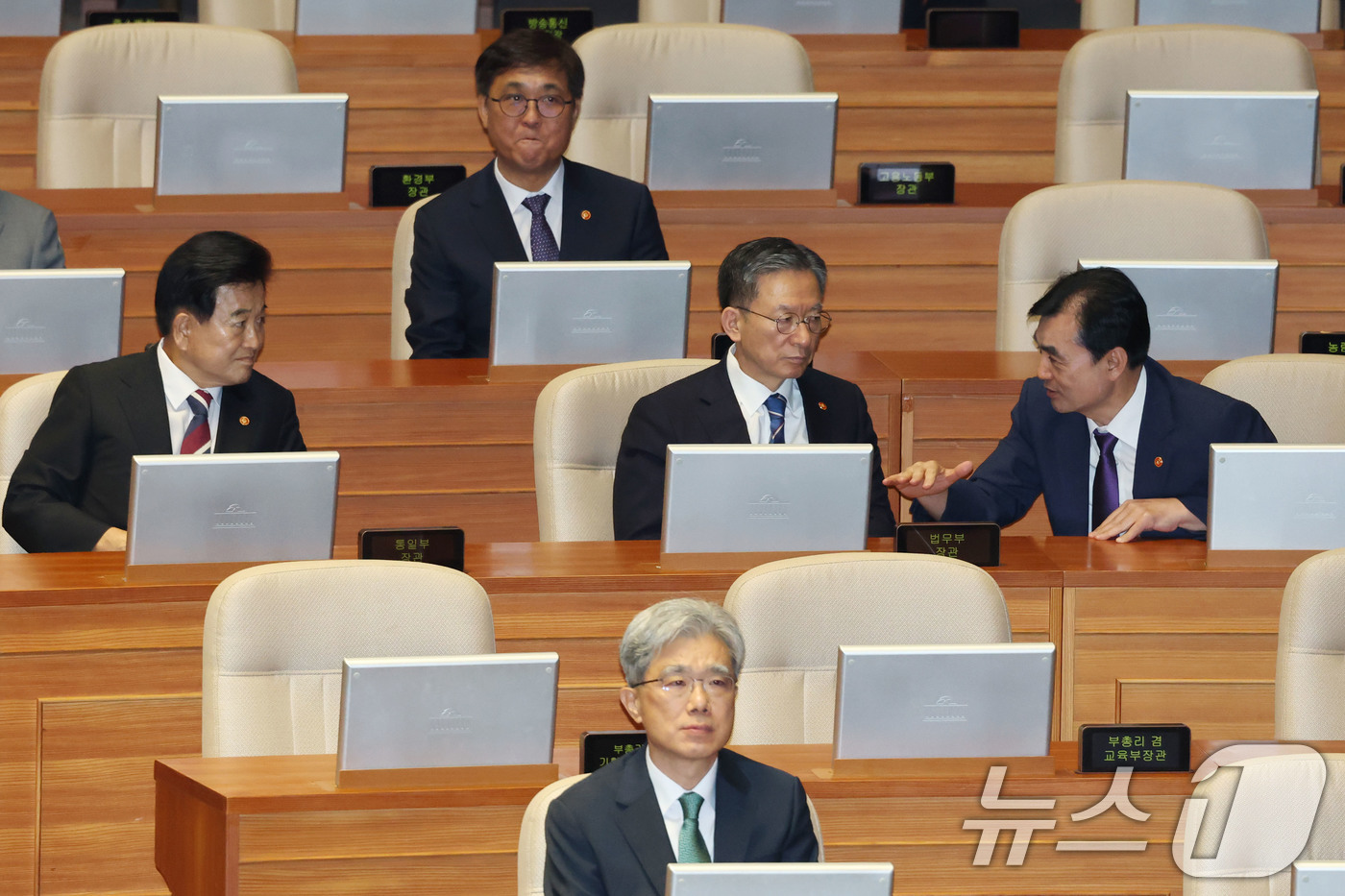 (서울=뉴스1) 이광호 기자 = 정동영 통일부장관과 정성호 법무부장관, 안규백 국방부장관이 4일 오후 서울 여의도 국회에서 열린 본회의에 출석해 대화하고 있다. 2025.8.4/뉴 …